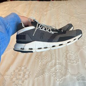 On Running Black and White Cloudnova